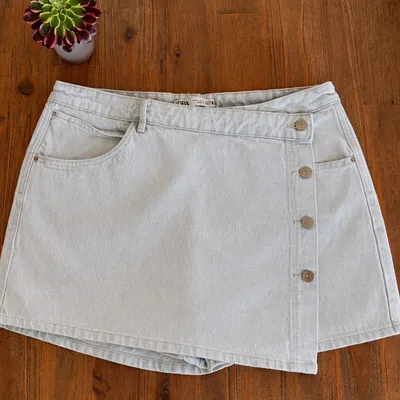 Jupe-short en jean clair – style tendance & pratique 🌺